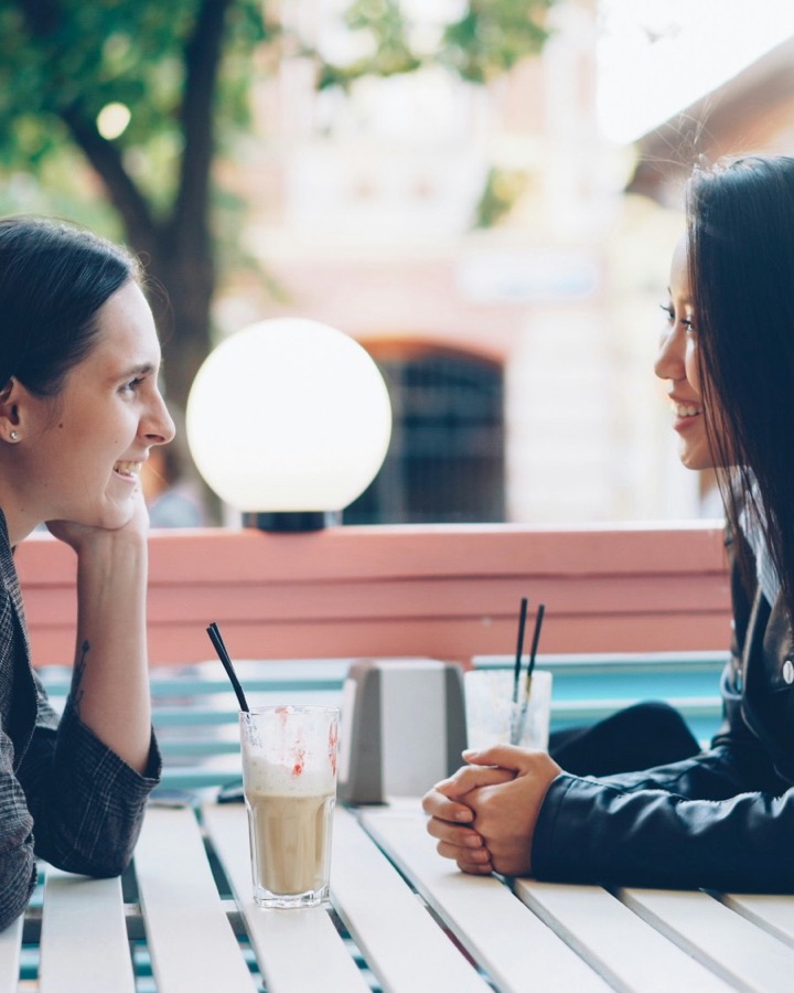 Deux femmes se sourient, attentives l’une à l’autre